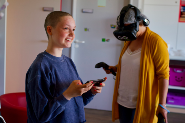 Enfants du CHU de Rennes jouant avec les accessoires High-Tech