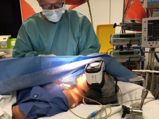 Patient avec un casque de réalité virtuelle